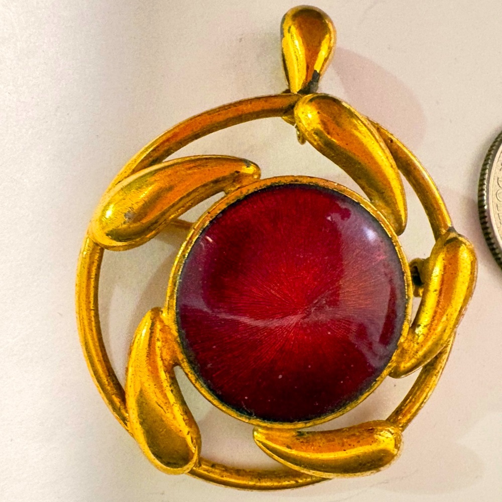 Elegant vintage Gold plated and Red enameled cabachon Brooch